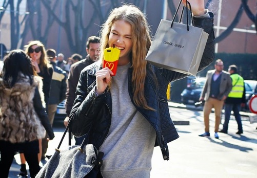 moschino-mcdonalds-french-fry-iphone-case